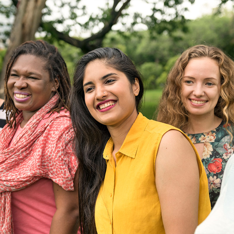 Foto de mujeres sonriendo y pareciendo felices